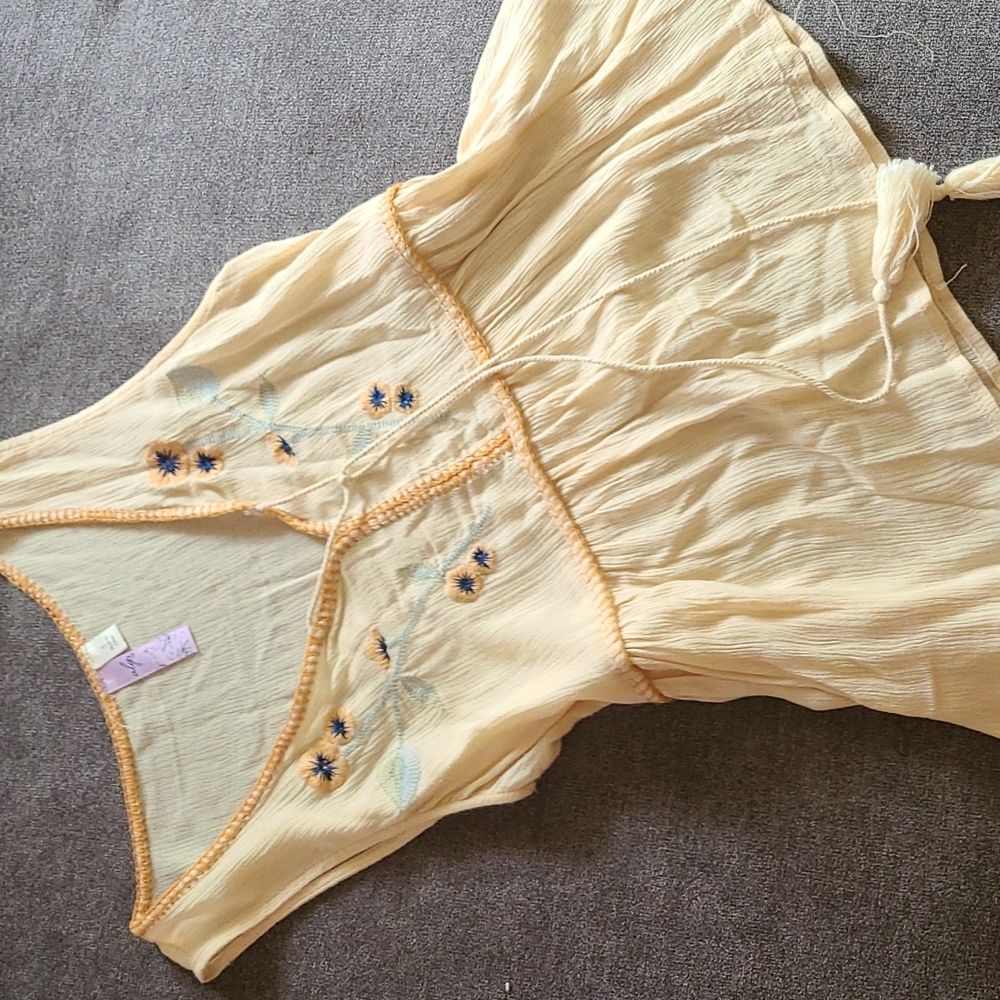 Embroidered Cream Sleeveless Blouse "alya"